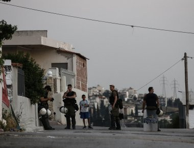 Μενίδι: Βαίνει εκτός ελέγχου η κατάσταση - Πυροβολισμοί από τα «γκέτο» των Αθίγγανων (φωτό, βίντεο) (upd)